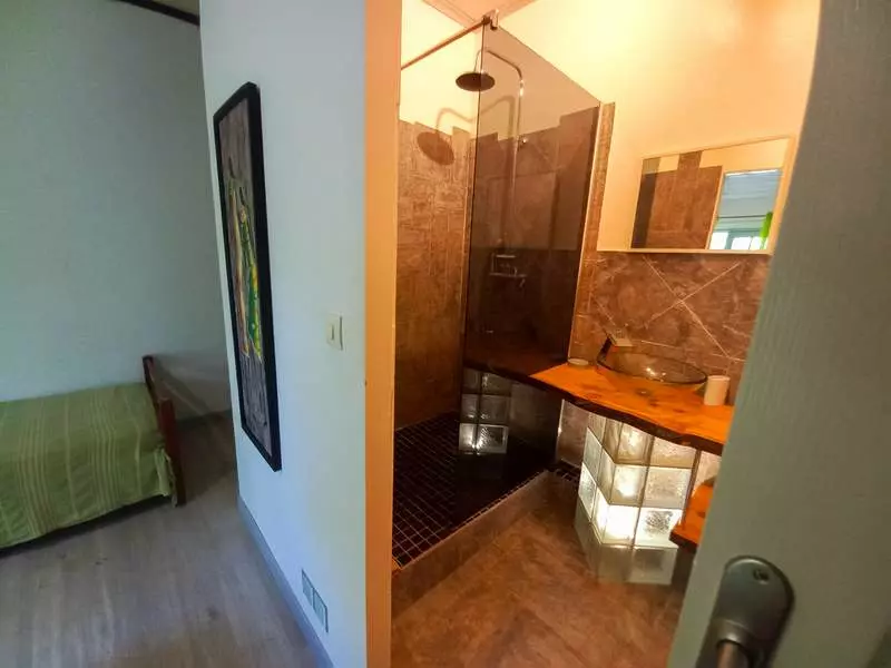 La salle d’eau privative de la chambre Bambou