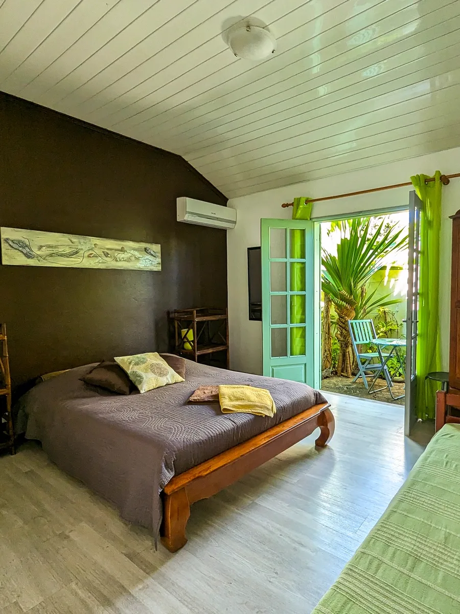 La chambre Bambou : lit double et lit simple, terrasse extérieure privée