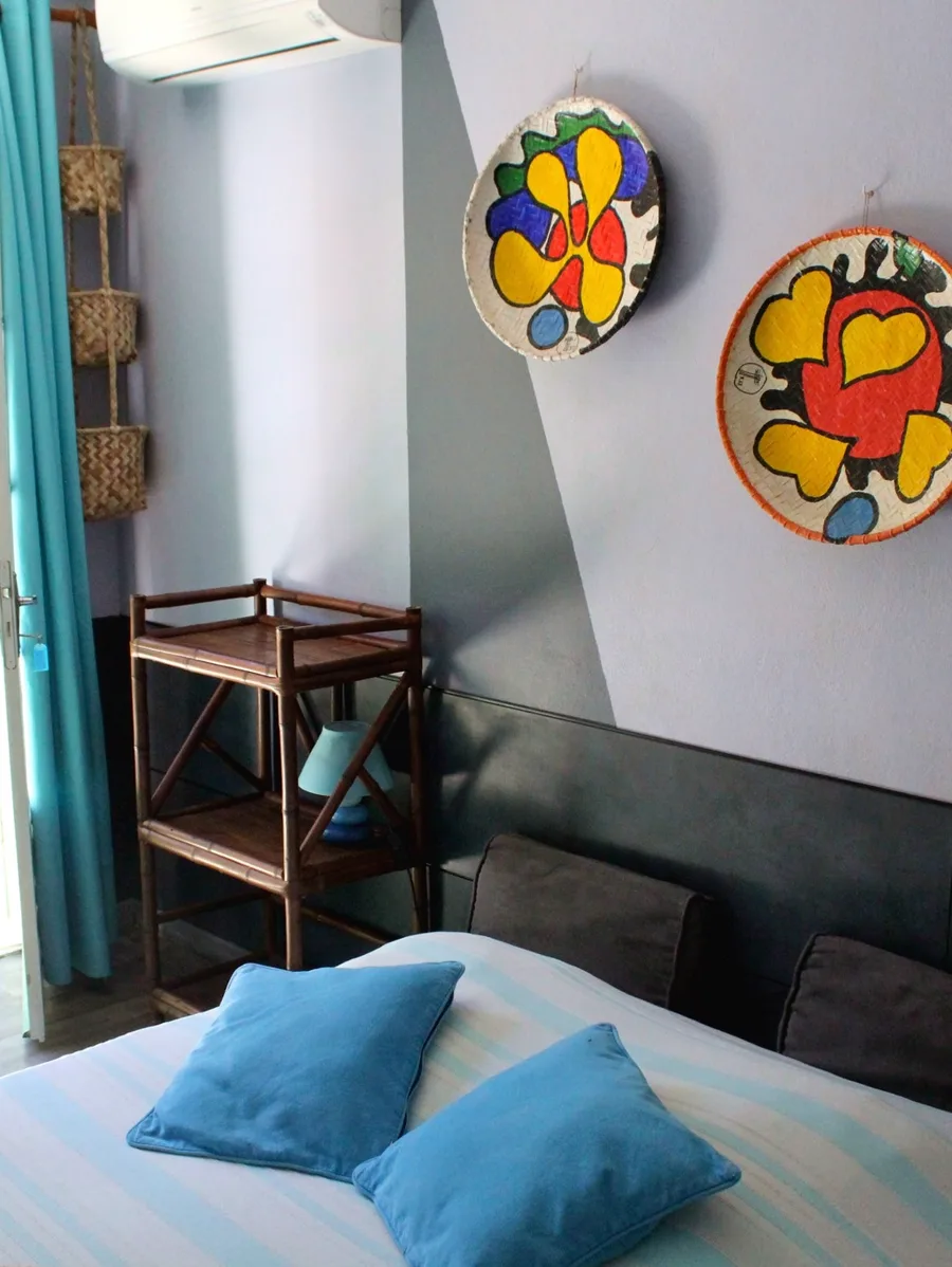 La chambre Coco : lit double, accès direct à la piscine
