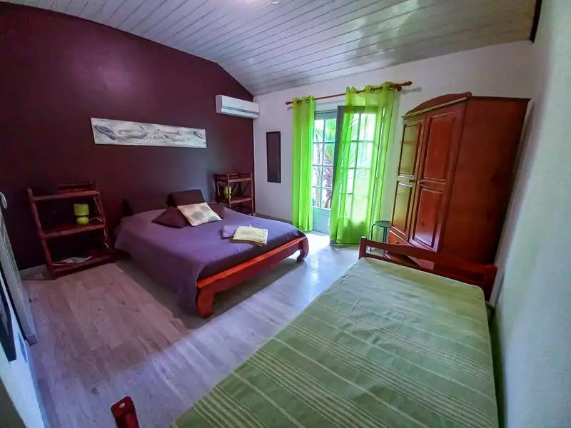 Le lit double et le lit simple de la chambre Bambou