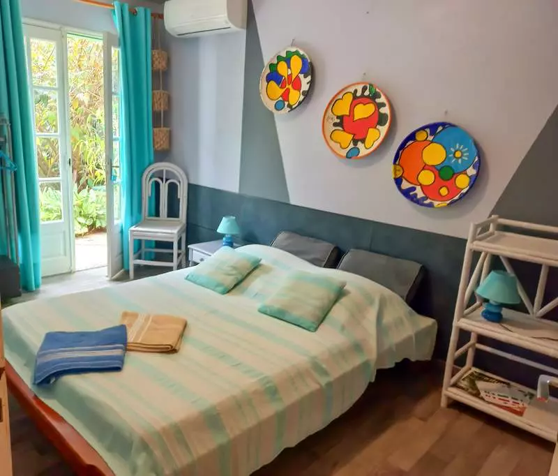 Le lit double de la chambre Coco, dans les couleurs de l'océan