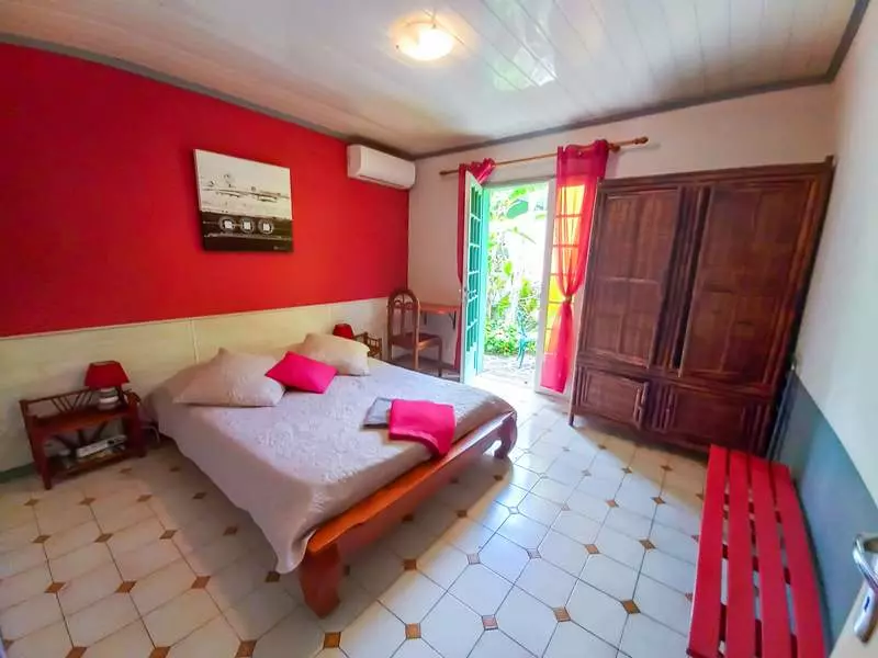 Le lit double de la chambre Orchidée