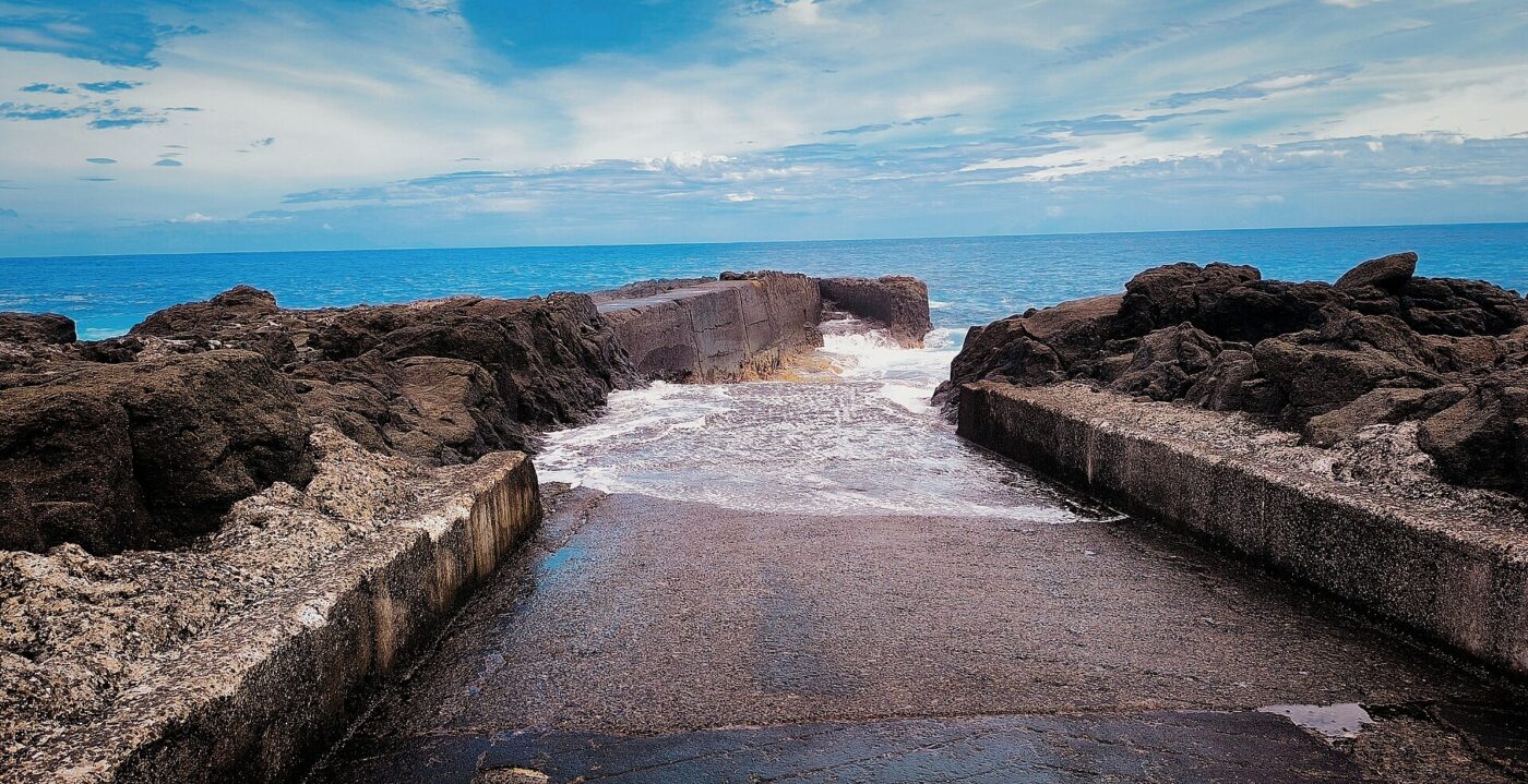 La cale de La Marine de Saint-Philippe, entre les rochers de basalte, face à l’océan